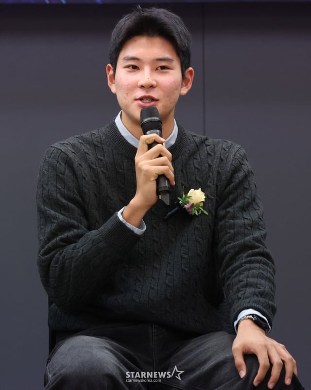 '2025 Futures Star Awards' ceremony was held on the 24th at the 19th-floor press conference room of the Korea Press Center in Jung-gu, Seoul. Ha Hyun-seung (Busan High, Grade 2) shared his thoughts after receiving the Mirae Star Award in the baseball category. The award winners are: Baseball Grand Prize: Kim Min-jun (Daegu High, SSG); Star Award: Oh Jae-won (Yusin High, Hanwha); Mirae Star Award: Ha Hyun-seung (Busan High, Grade 2), Eom Jun-sang (Deoksu High, Grade 2); Football Star Award: Kim Hyun-oh (Chungnam Mechanical High, Daejeon Hanacityzen), Park Si-hoo (Sinpyeong High, Chungnam Asan); Mirae Star Award: Park Do-hoon (Hyunpung High, Grade 2), Kim Tae-ho (Gyeongbuk Natural Science High, Grade 1); Basketball Grand Prize: Eddie Daniel (Yongsan High, Seoul SK); Star Award: Lee Ga-hyun (Suphia Girls' High, Incheon Shinhan Bank); Mirae Star Award: Yoon Ji-won (Gyeongbok High, Grade 2); Volleyball Star Award: Bang Gang-ho (Jecheon Industrial High, KEPCO), Lee Ji-yoon (Jungang Girls' High, Korea Expressway Corporation); Mirae Star Award: Park Seo-yoon (Jungang Girls' High, Grade 1). /Photo=Chief correspondent Kim Jin-kyung