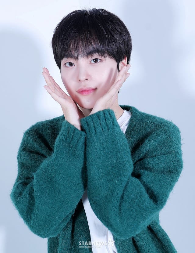 그룹 크래비티(CRAVITY) 형준이 서울 종로구 스타뉴스 사옥에서 진행된 '2022 아시아 아티스트 어워즈 인 재팬'(2022 Asia Artist Awards In Japen, 이하 2022 AAA) 수상 인터뷰에 앞서 포즈를 취하고 있다. 크래비티는 지난해 12월 13일에 열린 '2022 AAA'에서 AAA 이모티브상을 수상했다. 크래비티는 데뷔 초 'Break all the Rules', 'Flame', 'My Turn', 'Gas Pedal'로 센 비트의 강렬한 카리스마를 뿜어냈다. 지난해를 기점으로 'Adrenaline', 'PARTY ROCK' 같은 '파워 청량' 장르로 변신, 두 콘셉트 모두 만능으로 소화해냈다.