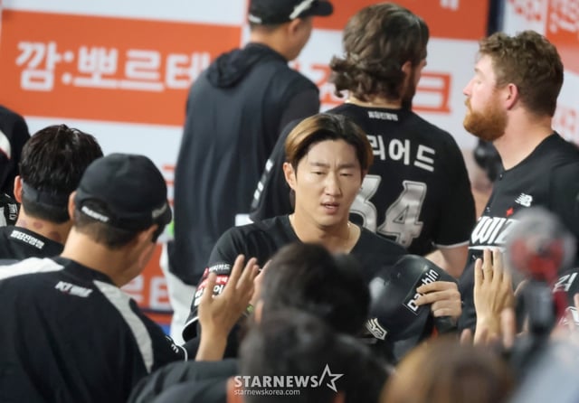KT 9번타자 권동진이 29일 고척스카이돔에서 열리는 2026KBO리그  키움히어로즈와 KT위즈 경기 7회초 2사 1루에서 1타점 3루타를 터트리자 1루주자 김민혁이 득점에 성공했다.  더그아웃으로 돌아온 김민혁이 이강철 감독과 자축하고 있다. .  2026.05.29.  KT 9번타자 권동진이 29일 고척스카이돔에서 열리는 2026KBO리그  키움히어로즈와 KT위즈 경기 7회초 2사 1루에서 1타점 3루타를 터트리자 1루주자 김민혁이 득점에 성공했다.  더그아웃으로 돌아온 김민혁이 이강철 감독과 자축하고 있다. .  2026.05.29. /사진=강영조 선임기자