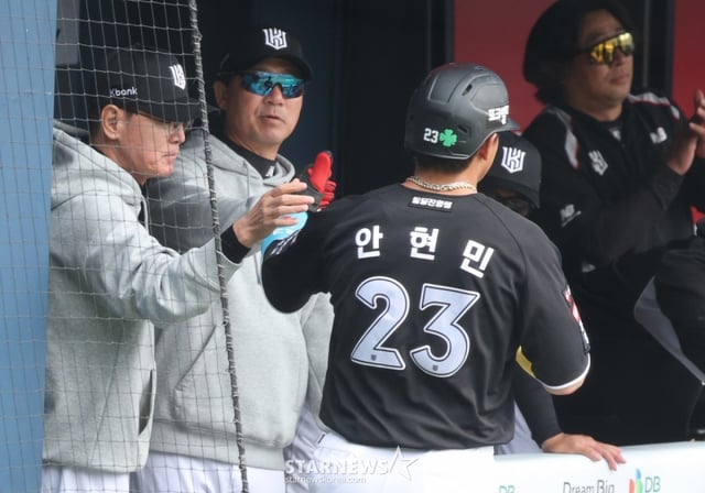 2026 신한 SOL Bank KBO리그 LG 트윈스 대 KT 위즈 경기가 29일 서울 잠실야구장에서 열렸다.  KT  1회초 2사 2루에서 2루주자 안현민이 장성우의 적시 2루타 때 득점한 후 이강철 감독의 환영을 받고 있다. /사진=김진경 대기자