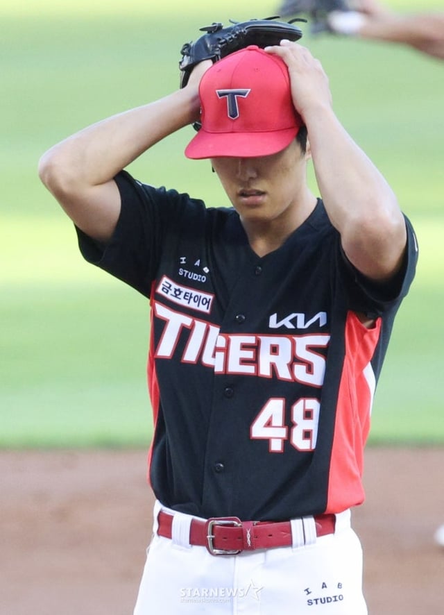 2026 신한 SOL Bank KBO리그 LG 트윈스 대 KIA 타이거즈 경기가 29일 서울 잠실야구장에서 열렸다.  KIA 선발 이의리가 1회말 연속 안타를 허용한 후 아쉬워하고 있다. /사진=김진경 대기자