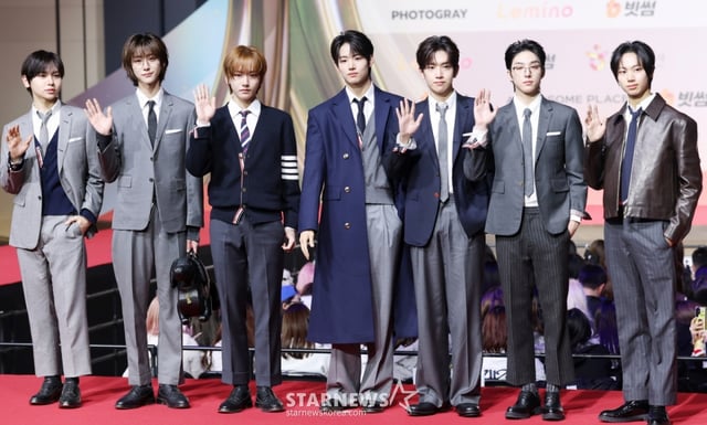 그룹 아이딧이 25일 인천광역시 중구 운서동 인스파이어 아레나에서 열린 SBS 가요대전 레드카펫 행사에 참석해 포즈를 취하고 있다. /2025.12.25 /사진=김휘선 hwijpg@