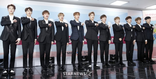 그룹 워너원이 7일 오후 서울 구로구 고척스카이돔에서 진행된 첫 데뷔 미니앨범 '1X1=1(TO BE ONE)' 발매 기념 기자간담회에 참석해 포즈를 취하고 있다. 2017.08.07/사진=김휘선 기자 hwijpg@