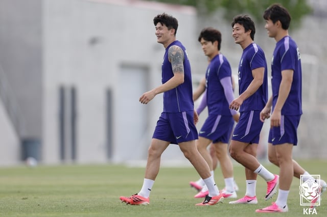 Cho Gue-sung (second from the right) and national team players. /Photo=Korea Football Association