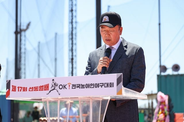 선동열 전 야구대표팀 감독이 31일 화성드림파크에서 열린 제17회 선동열배 OK 전국농아인야구대회에서 대회사를 전하고 있다. /사진=OK저축은행 제공