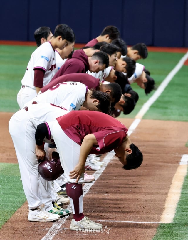 키움선수들이 31일 고척스카이돔에서 열리는 2026KBO리그 키움히어로즈와 KT위즈 경기에서 패하며 8연패에 빠진 후 팬들에게 고개숙여 인사하고 있다. 2026.05.31. /사진=강영조 cameratalks@