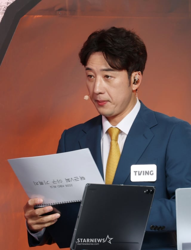 2026 신한 SOL Bank KBO리그 LG 트윈스 대 KIA 타이거즈 경기가 31일 서울 잠실야구장에서 열렸다. 이택근 해설위원이 방송 준비를 하고 있다. /사진=김진경 kim.jinkyung@