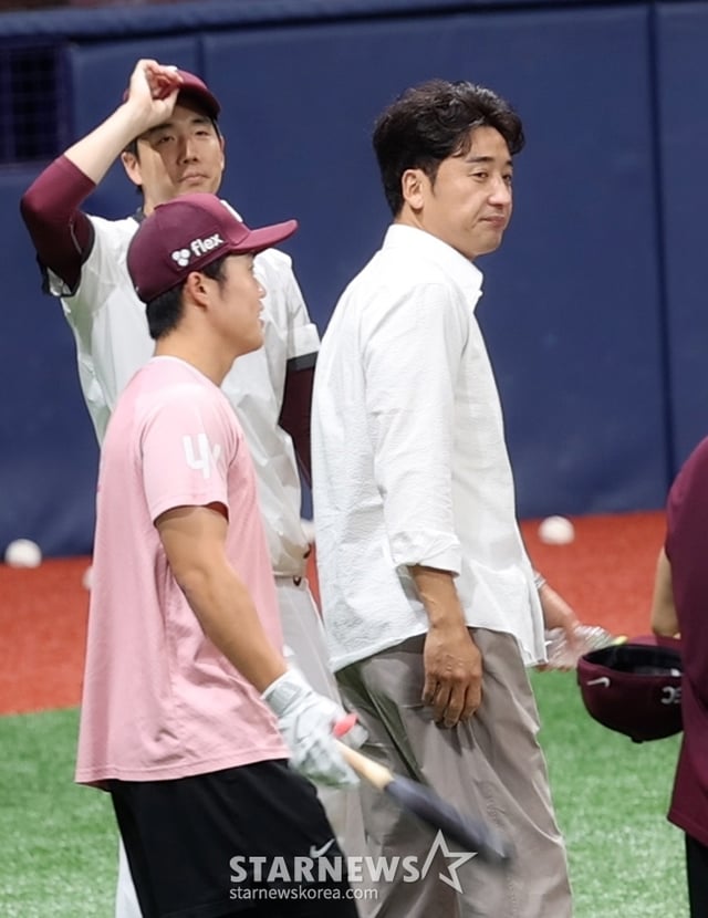 해설위원 자격으로 2024시즌 키움 선수들과 만난 이택근. /사진=김진경 대기자