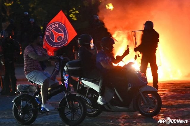 파리 생제르맹(PSG)의 유럽축구연맹(UEFA) 챔피언스리그(UCL) 우승 후 파리 시내. /AFPBBNews=뉴스1