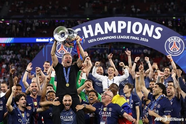 파리 생제르맹(PSG)이 31일(한국시간) 헝가리 부다페스트의 푸스카스 아레나에서 열린 유럽축구연맹(UEFA) 챔피언스리그(UCL) 결승전 승리 후 트로피 세리머니하고 있다. 함께 기뻐하는 이강인(엔리케 감독 오른쪽 아래). /AFPBBNews=뉴스1