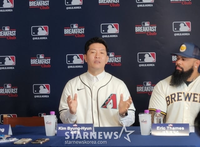 Kim Byung-hyun, Sports TV commentator (left), answers a reporter's question at the 'MLB Breakfast Club' event held at a restaurant in Jung-gu, Seoul, on the 1st. /Photo=Reporter Ahn Ho-geun