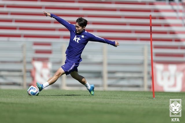 Kang Sang-yoon attempts ball control during the 2026 FIFA North America World Cup pre-camp. /Photo=Korea Football Association (KFA)
