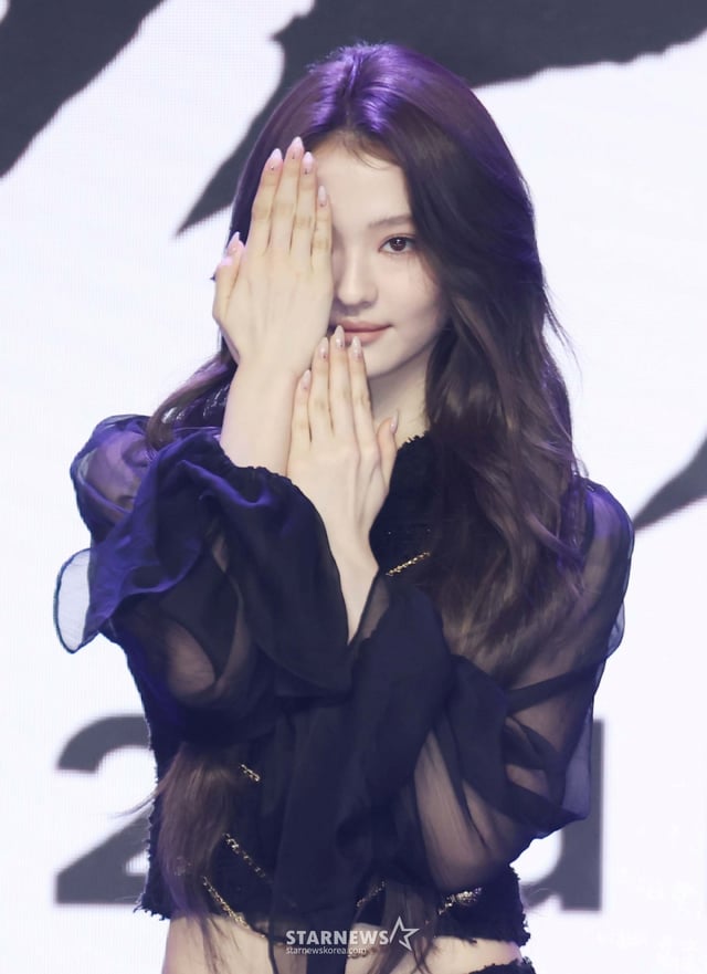 걸그룹 미야오(MEOVV) 엘라가 1일 오후 서울 마포구 상암동 큐브컨벤션센터에서 진행된 EP 2집 'BITE NOW' 발매기념 쇼케이스에서 포즈를 취하고 있다. /2026.06.01 /사진=이동훈 photoguy@
