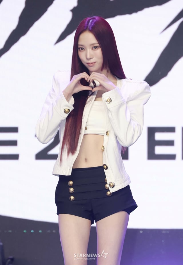 걸그룹 미야오(MEOVV) 나린이 1일 오후 서울 마포구 상암동 큐브컨벤션센터에서 진행된 EP 2집 'BITE NOW' 발매기념 쇼케이스에서 포즈를 취하고 있다. /2026.06.01 /사진=이동훈 photoguy@