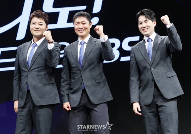 방송인 전현무, 전 축구국가대표 이영표, 남현종 아나운서가 2일 서울 영등포구 KBS 아트홀에서 진행된 'KBS 2026 FIFA 북중미 월드컵' 제작발표회에 참석해 포즈를 취하고 있다. /2026.06.02 /사진=김휘선 hwijpg@