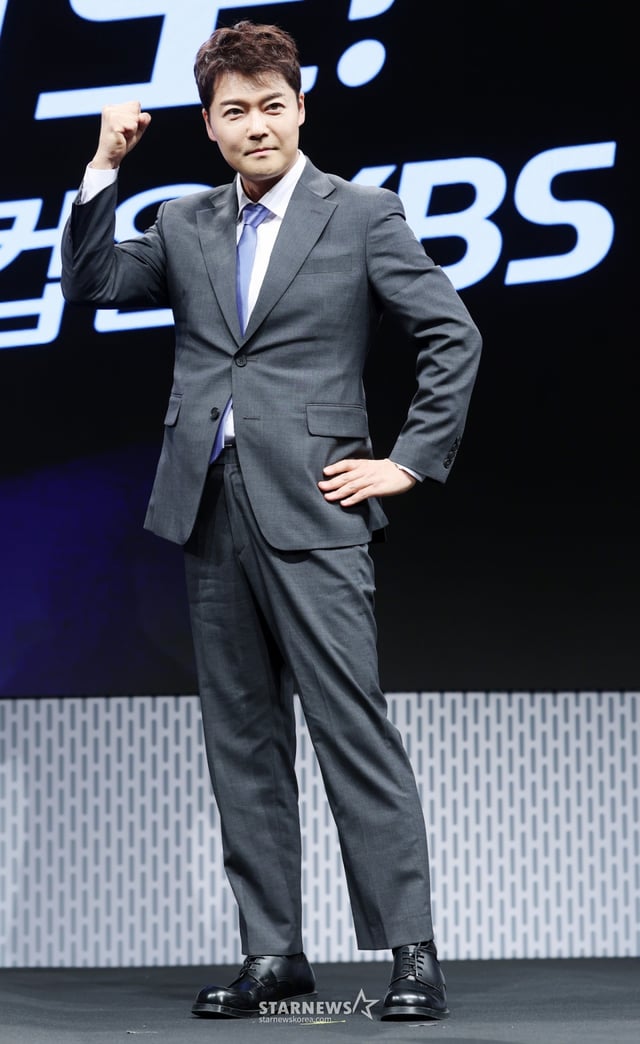 방송인 전현무가 2일 서울 영등포구 KBS 아트홀에서 진행된 'KBS 2026 FIFA 북중미 월드컵' 제작발표회에 참석해 포즈를 취하고 있다. /2026.06.02 /사진=김휘선 hwijpg@