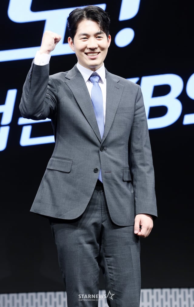 남현종 아나운서가 2일 서울 영등포구 KBS 아트홀에서 진행된 'KBS 2026 FIFA 북중미 월드컵' 제작발표회에 참석해 포즈를 취하고 있다. /2026.06.02 /사진=김휘선 hwijpg@