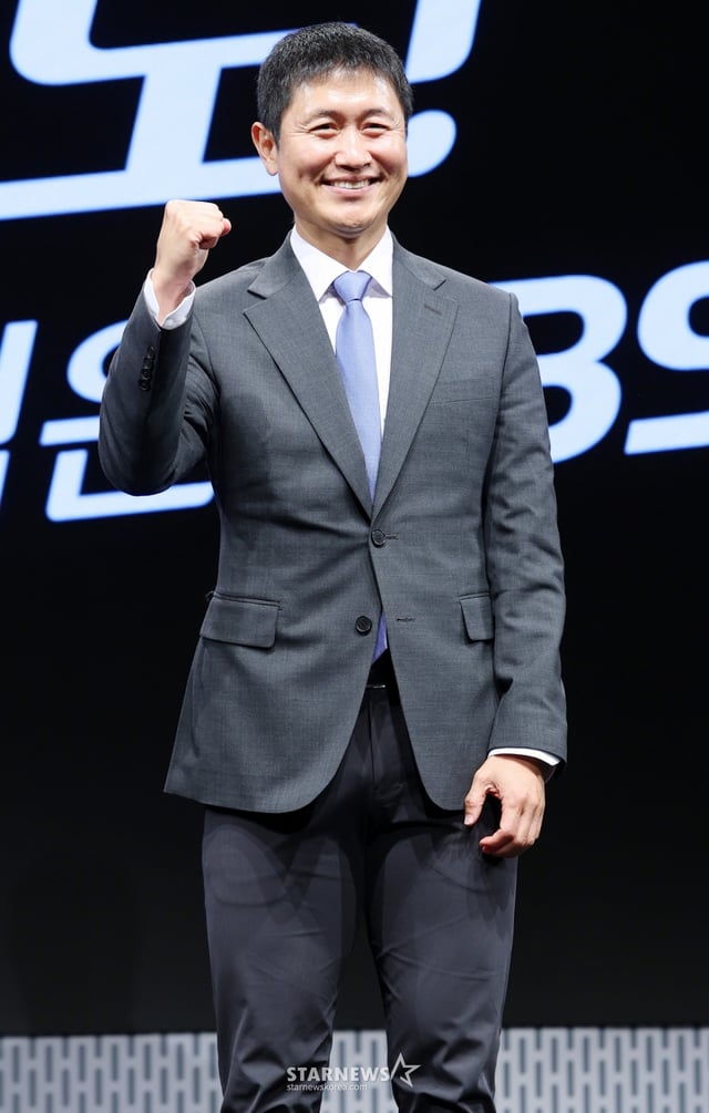 전 축구국가대표 이영표가 2일 서울 영등포구 KBS 아트홀에서 진행된 'KBS 2026 FIFA 북중미 월드컵' 제작발표회에 참석해 포즈를 취하고 있다. /2026.06.02 /사진=김휘선 hwijpg@
