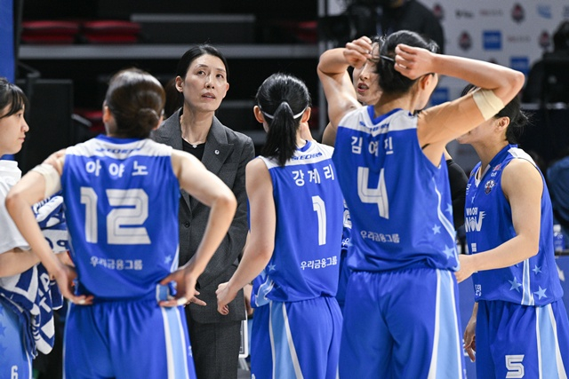 전주원 감독(가운데). /사진=WKBL 제공