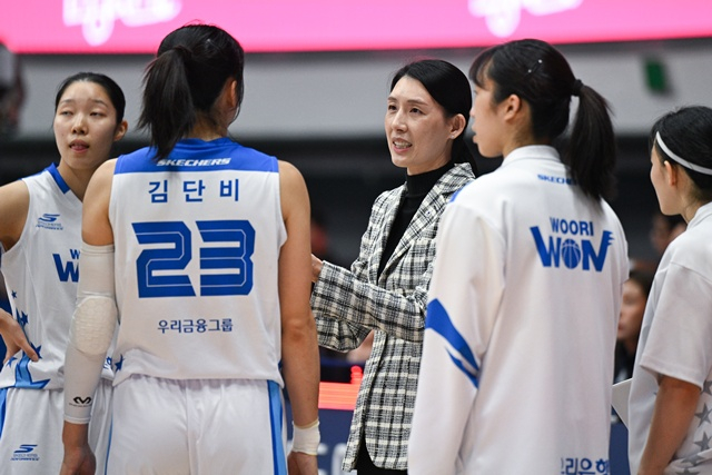 전주원 아산 우리은행 감독(가운데). /사진=WKBL 제공