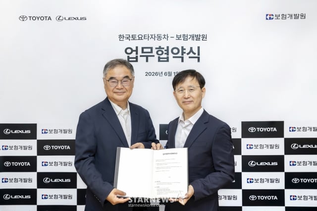 From left: Manabu Konoyama, President of Toyota Motor Korea, and Jin-ho Park, Deputy Director of the Insurance Development Institute / Photo provided by Toyota Korea