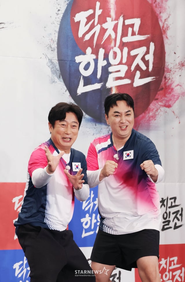 코미디언 이수근, 황제성이 2일 오후 서울 마포구 상암동 스탠포드호텔에서 진행된 KBS Joy 예능 '닥치고 한일전' 제작발표회에 참석해 포즈를 취하고 있다. 한국인과 일본인 사이에서 벌어지는 다양한 문제들을 게임으로 풀어내는 콘셉트의 버라이어티 예능 '닥치고 한일전'은 오는 7일 첫 방송된다. /2026.06.02 /사진=이동훈 photoguy@