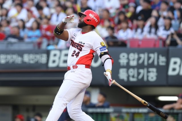 KIA 아데를린이 2일 광주 롯데전 2회말 중월 솔로 홈런을 쳤다. /사진=KIA 타이거즈 제공