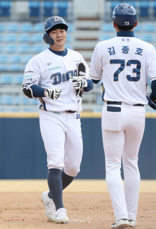 2026 신한 SOL Bank KBO리그 시범경기 NC 다이노스 대 LG 트윈스 경기가 13일 경남 창원시 마산야구장에서 열렸다. NC 오장한이 8회말 1타점 적시 2루타를 날리고 출루한 후 김종호 코치의 환영을 받고 있다. /사진=김진경 kim.jinkyung@