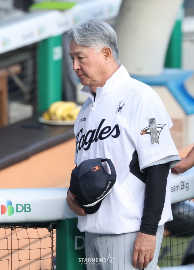 김경문 한화 이글스 감독이 2일 서울 잠실야구장에서 열린 두산 베어스전에서 왼쪽 팔에 근조 리본을 달고 있다. /사진=김진경 대기자