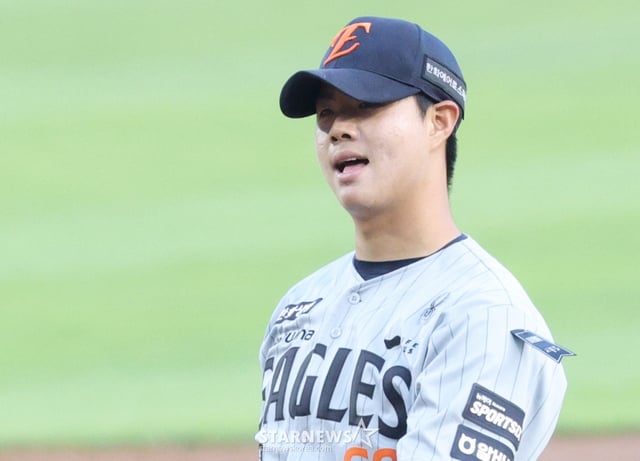 한화 선발 박준영이 2일 두산 베어스전에서 왼쪽 어깨에 근조 리본을 달고 등판했다. /사진=김진경 대기자