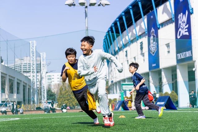 아카데미 오픈 트레이닝에서 활짝 웃는 어린이들. /사진=서울 이랜드 제공