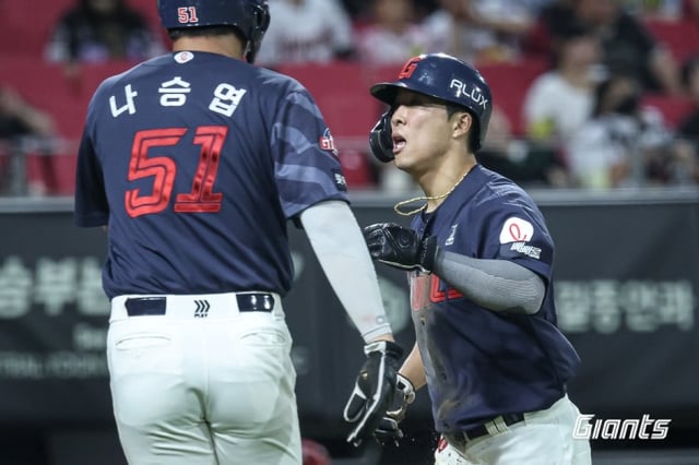 롯데 김동혁이 2일 광주 KIA전 8회초 2사 1, 3루에서 손호영의 2루타 때 홈을 밟았다. /사진=롯데 자이언츠 제공