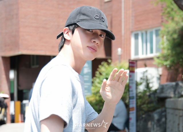 (서울=뉴스1) 권현진 기자 = 제9전국동시지방선거 및 국회의원 재·보궐선거일인 3일 서울 용산구 중부기술교육원에 마련된 한남동 제3투표소를 찾은 방탄소년단(BTS) 진이 소중한 한 표를 행사한 뒤 이동하고 있다. 2026.6.3/뉴스1 Copyright © 뉴스1. All rights reserved. 무단 전재 및 재배포, AI학습 이용 금지. /사진=(서울=뉴스1) 권현진 기자