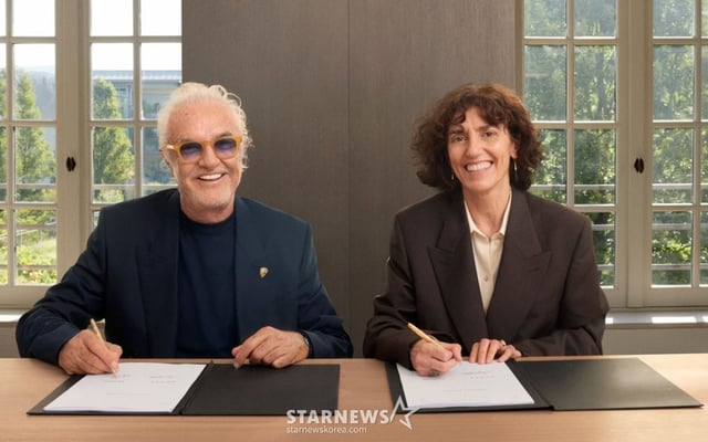 アルピンF1チームエグゼクティブアドバイザーのフラビオ·ブリアトーレ（左）とグッチ社長兼CEOのフランチェスカ·ベレッティーニ（右）/写真提供=ルノー