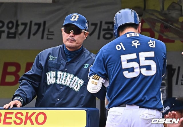 이호준 감독(왼족)이 이우성과 하이파이브를 하고 있다.