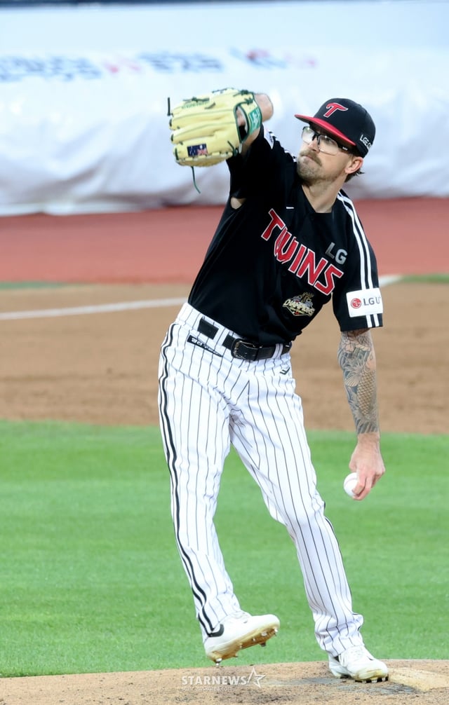 [One-time Sweep] 'No magic spells today!' Wells starts as the pitcher ...