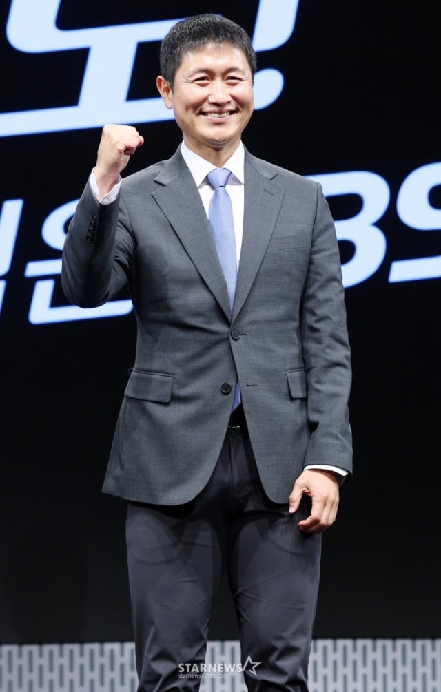 Former South Korean national team player Lee Young-pyo poses at the 'KBS 2026 FIFA North, Central America and Caribbean World Cup' production announcement held on the 2nd at KBS Art Hall in Yeongdeungpo-gu, Seoul. /2026.06.02 /Photo=Reporter Kim Hwi-seon.