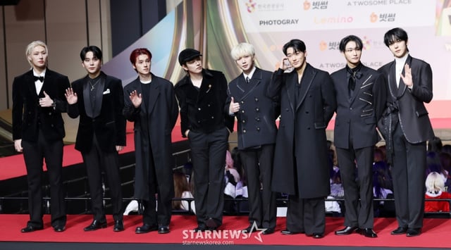 그룹 에이티즈가 25일 인천광역시 중구 운서동 인스파이어 아레나에서 열린 SBS 가요대전 레드카펫 행사에 참석해 포즈를 취하고 있다. /2025.12.25 /사진=김휘선 hwijpg@