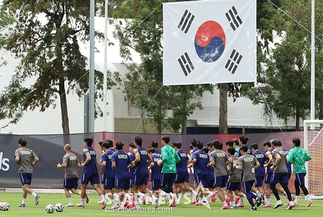 대한민국 축구 국가대표팀이 2026 북중미월드컵을 닷새 앞두고 6일 멕시코 과달라하라 치바스 바예베르데에서 첫 훈련을 진행했다. 손흥민을 비롯한 선수들이 러닝 훈련을 하고 있다. /사진=김진경 대기자
