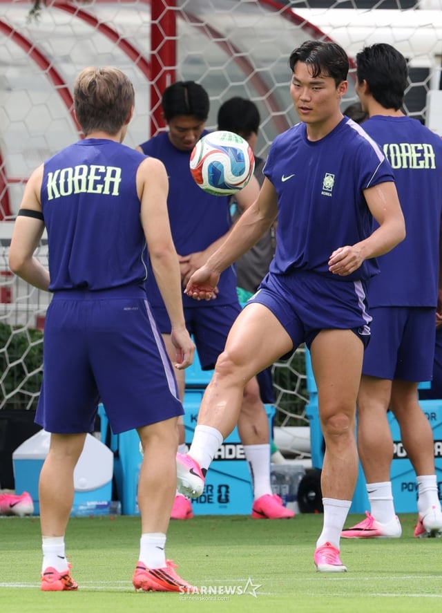 오현규가 이강인과 6일 멕시코 과달라하라 치바스 바예베르데에서 조를 이뤄 패싱 훈련을 하고 있다. /사진=김진경 대기자