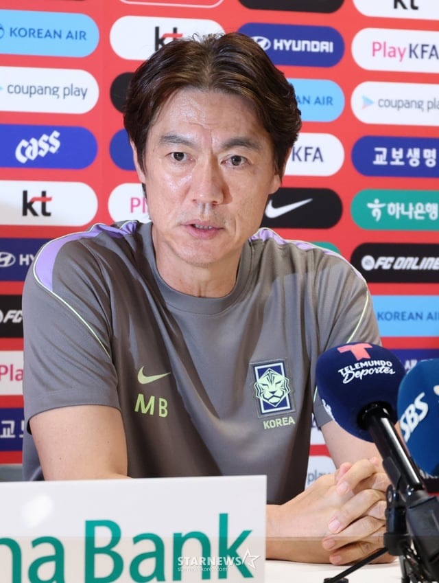 홍명보 감독이 6일 멕시코 과달라하라 치바스 바예베르데에서 진행된 커뮤니티 트레이닝(오픈 트레이닝)에 앞서 기자회견을 하고 있다. /사진=김진경 대기자