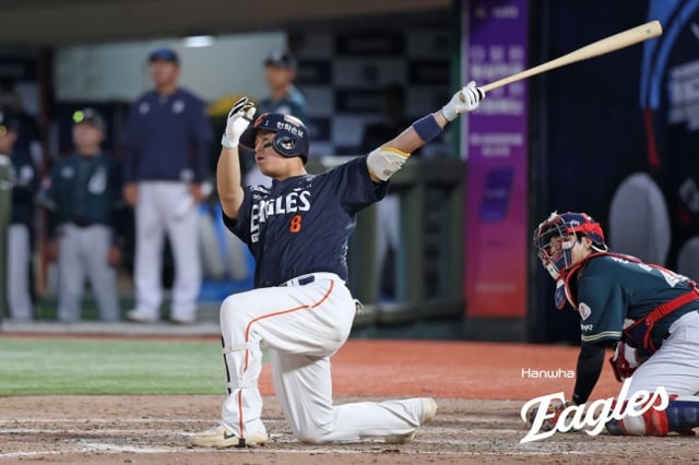 한화 이글스 노시환(왼쪽)이 6일 부산 사직야구장에서 열린 롯데 자이언츠와 2026 신한 SOL KBO리그 방문경기에서 9회초 쐐기 투런 홈런을 날리고 타구를 바라보고 있다. /사진=한화 이글스 제공