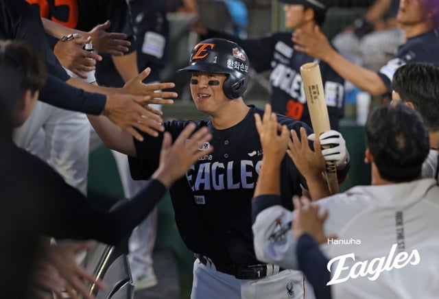 한화 이글스 노시환이 6일 부산 사직야구장에서 열린 롯데 자이언츠와 2026 신한 SOL KBO리그 방문경기에서 9회초 쐐기 투런 홈런을 날린 뒤 더그아웃에서 동료들의 축하를 받고 있다. /사진=한화 이글스 제공
