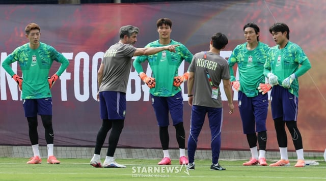 6일 오후(현지시간) 멕시코 과달라하라의 베이스캠프 훈련장 치바스 바예 베르데에서 열린 국제축구연맹(FIFA) 주관 커뮤니티 트레이닝 중 조현우(왼쪽부터), 페드로 코치, 송범근, 김승규, 윤기욱. /사진=김진경 대기자