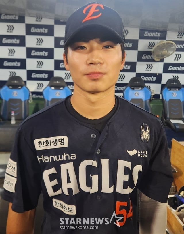 한화 이글스 오재원이 7일 부산 사직야구장에서 열린 롯데 자이언츠와 2026 신한 SOL KBO리그 방문경기에 1번 타자 중견수로 선발 출전해 데뷔 첫 4안타 활약을 펼치고 취재진과 인터뷰를 하고 있다. /사진=안호근 기자