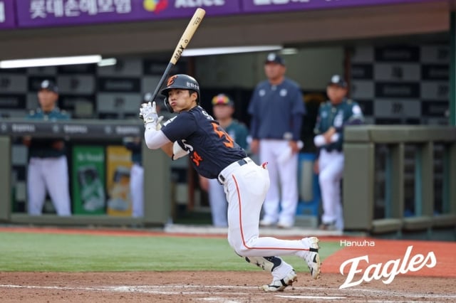 한화 이글스 오재원이 7일 부산 사직야구장에서 열린 롯데 자이언츠와 2026 신한 SOL KBO리그 방문경기에 1번 타자 중견수로 선발 출전해 안타를 날리고 있다. /사진=한화 이글스 제공