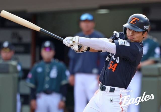 한화 이글스 오재원이 7일 부산 사직야구장에서 열린 롯데 자이언츠와 2026 신한 SOL KBO리그 방문경기에 1번 타자 중견수로 선발 출전해 안타를 날리고 있다. /사진=한화 이글스 제공