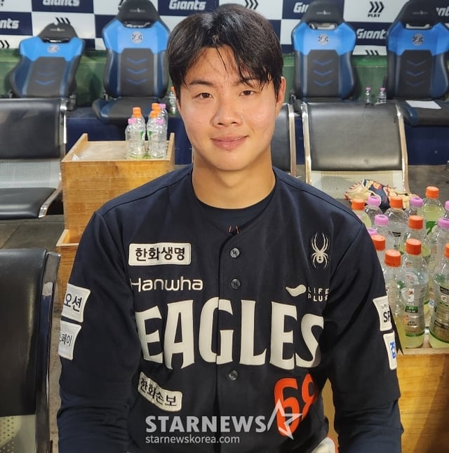 한화 이글스 투수 박준영이 7일 부산 사직야구장에서 열린 롯데 자이언츠와 원정경기에서 연장 승부 끝 승리 투수가 된 뒤 취재진과 인터뷰를 하고 있다. /사진=안호근 기자