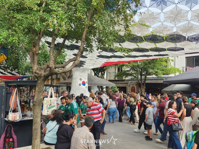The South Korean flag on Zapopan in Guadalajara. Local tourists are also taking photos below it. /Photo=Reporter Park Geon-do