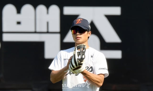 한화 외야수 오재원이 15일 대전한화생명볼파크에서 열린 2026KBO리그 한화이글스와 삼성라이온즈 경기를 앞두고 외야수비훈련을 하고 있다. 2026.04.15. /사진=강영조 선임기자